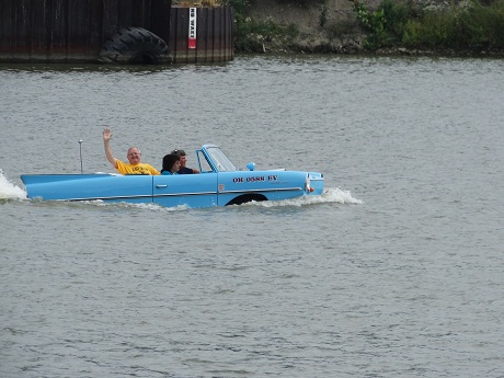 Amphibious vehicle
