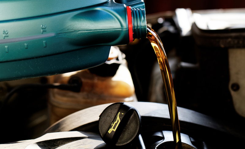 engine oil pouring