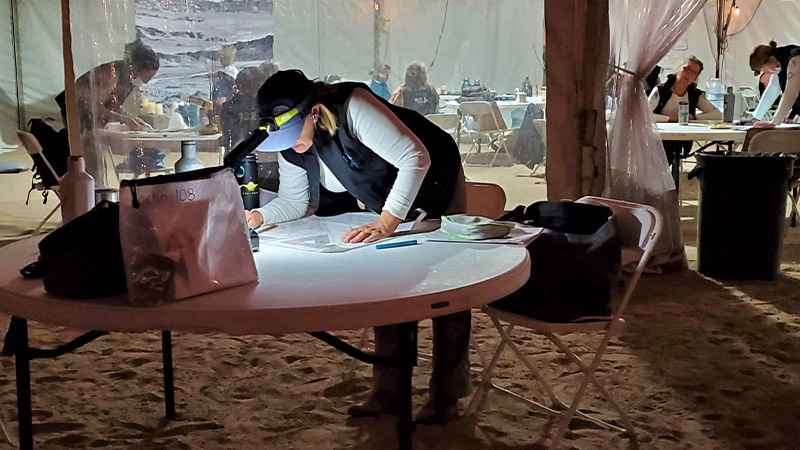 rebelle12_SSS_800x450 women navigating in a tent
