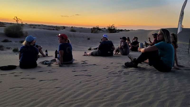 rebelle9_SSS_800x450 rally participants on the sand at sunset