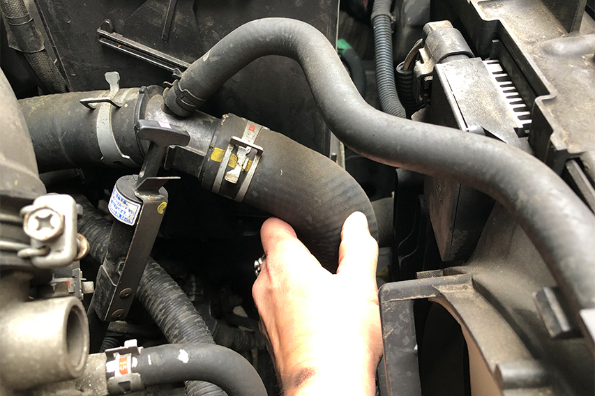upper radiator hose touching upper radiator hose